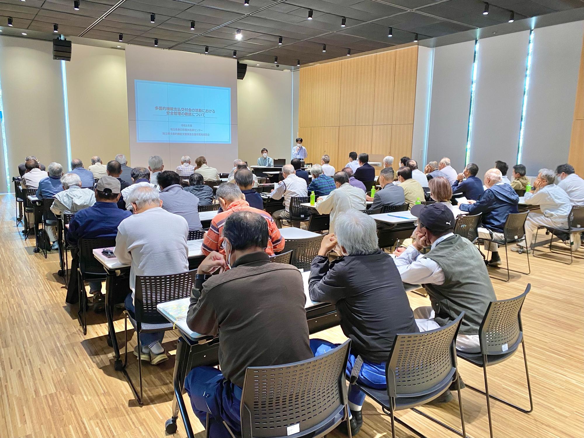 講義に聞き入る参加者