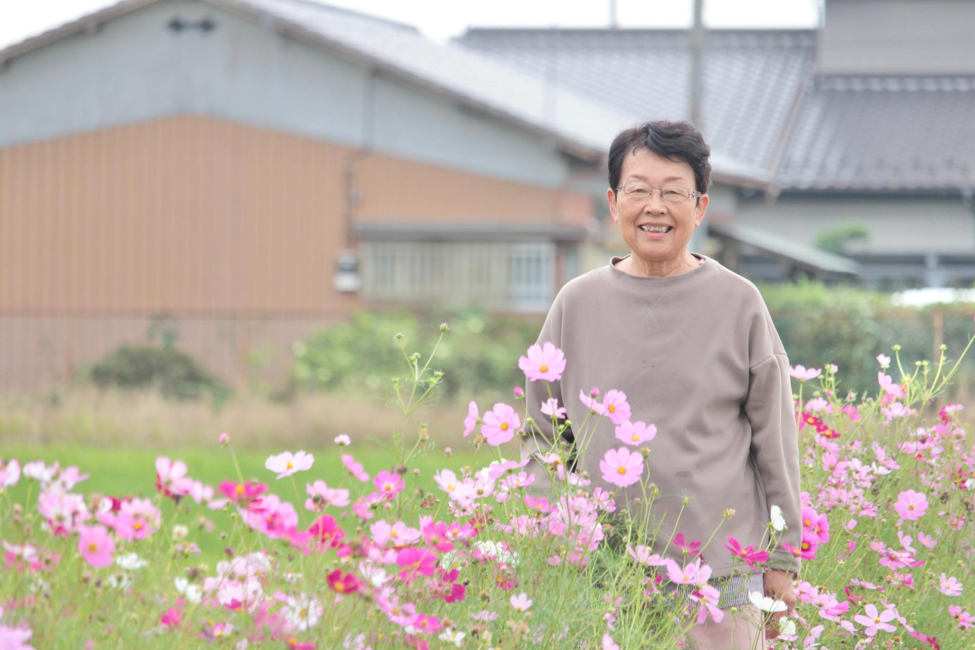 花の手入れをする女性