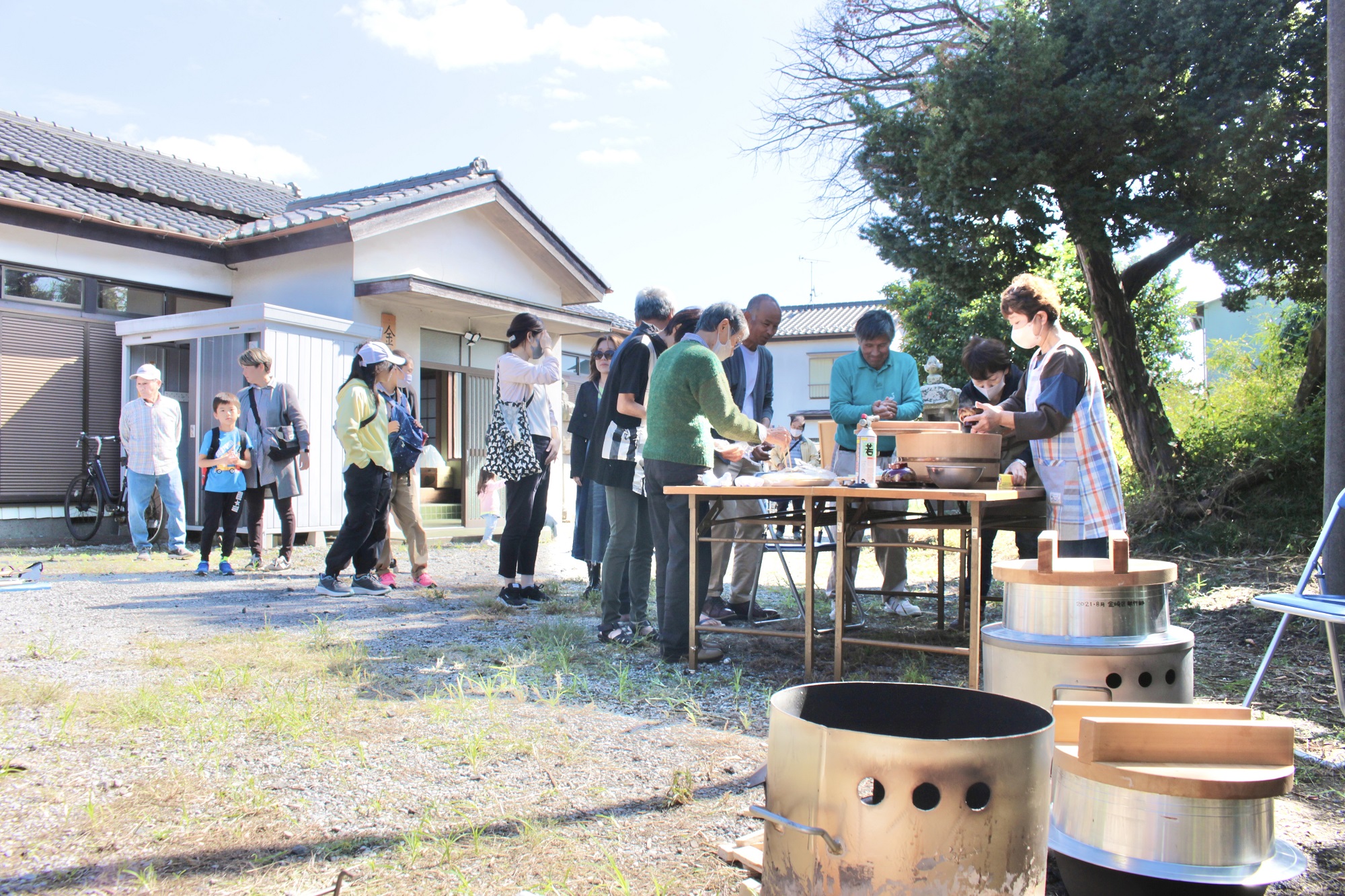 炊き出し訓練でおにぎりを作る人たち
