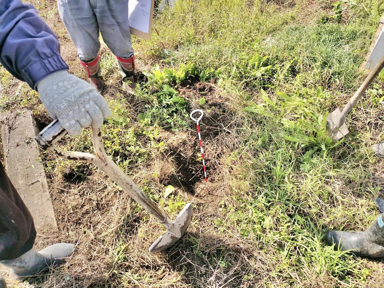 境界杭に目印を付ける様子