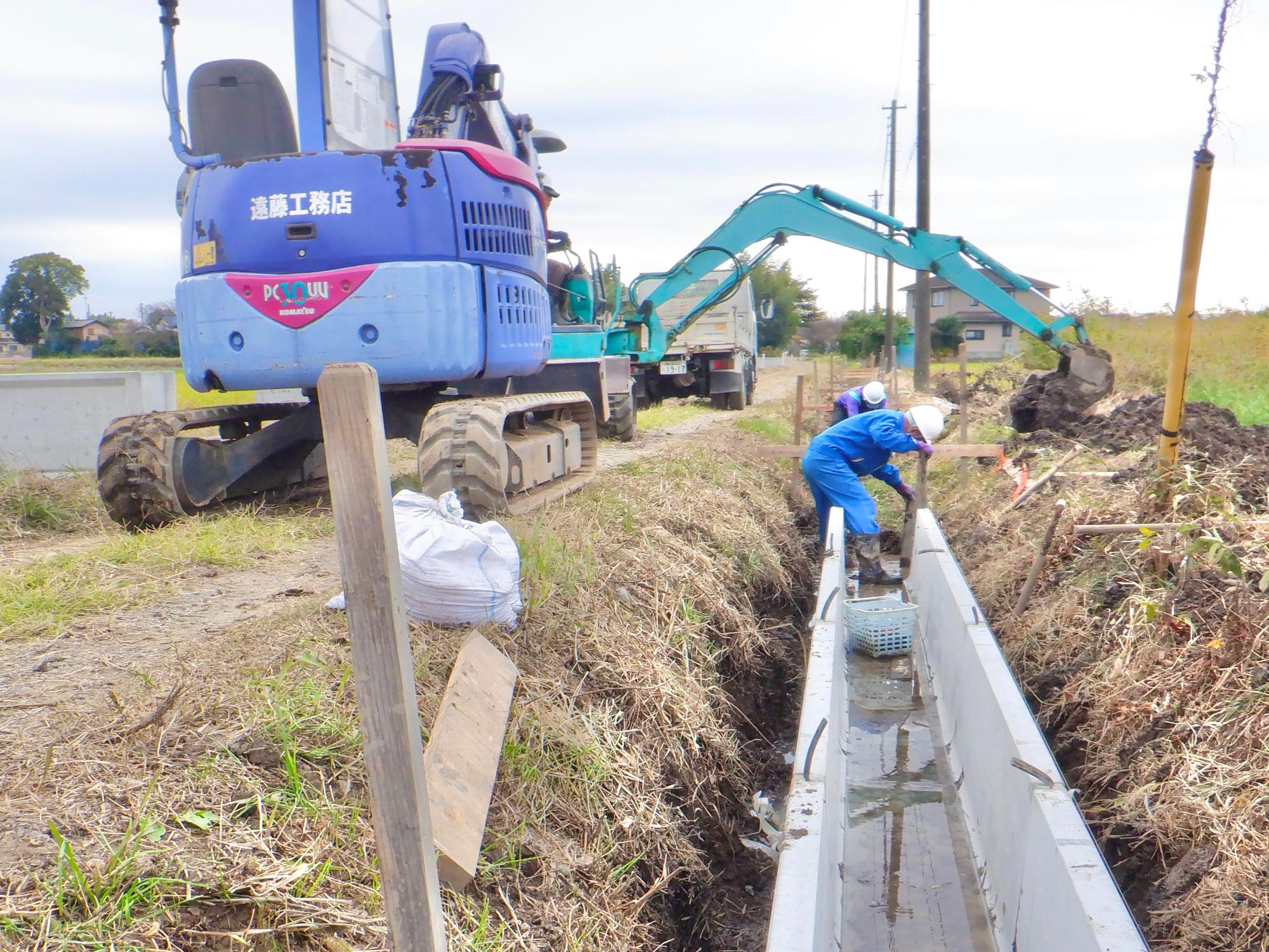 コンクリート水路を入れる作業