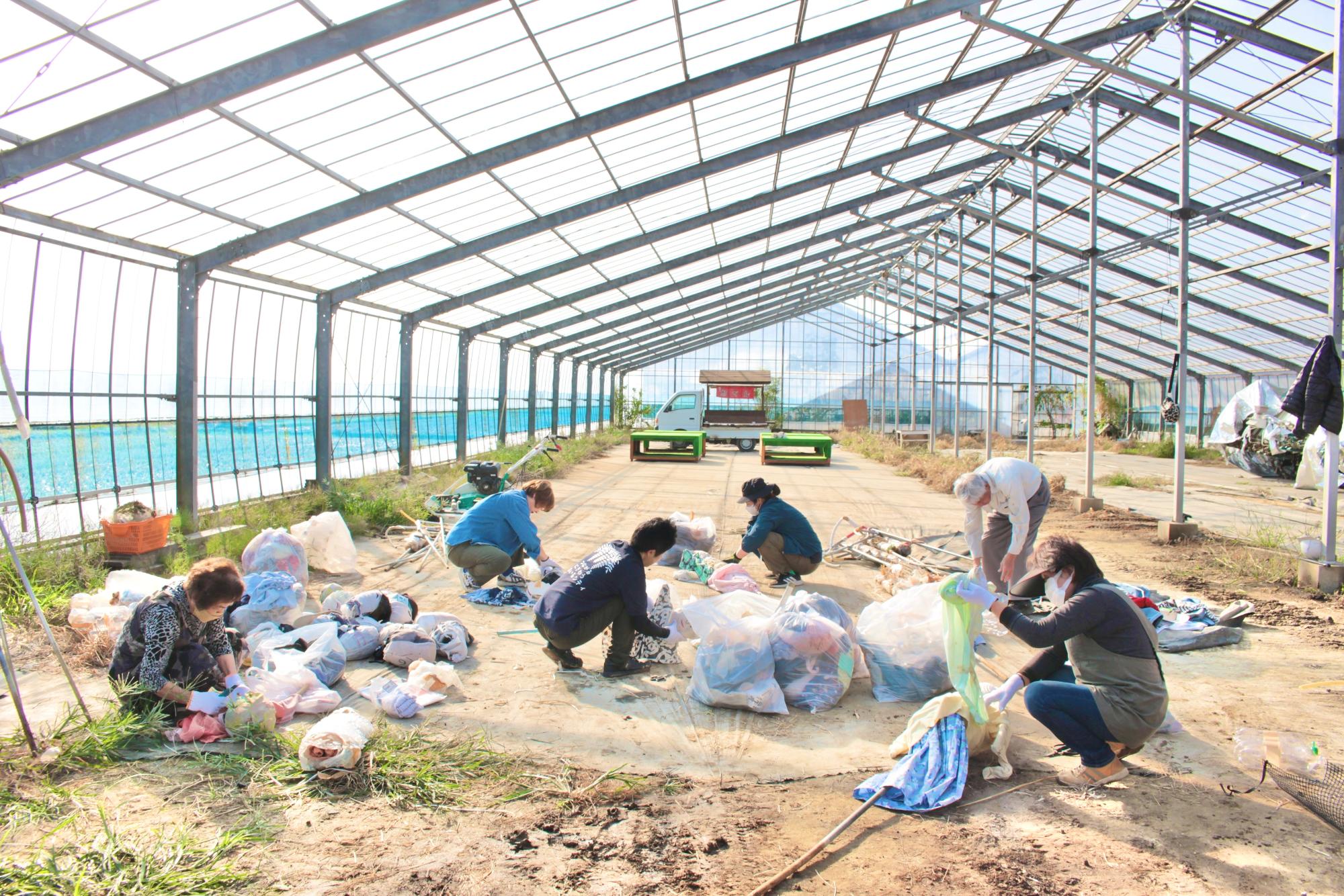 ハウスの中でかかしを解体する様子