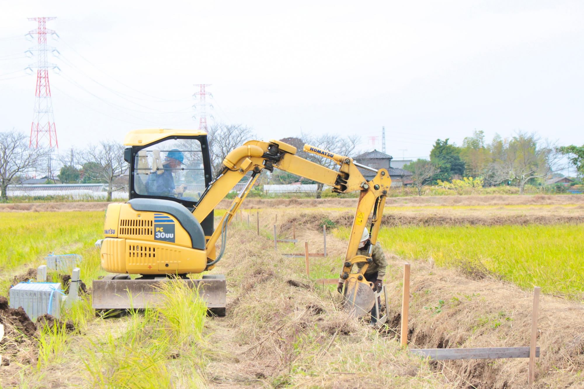 コンクリートの部材が入るように掘削