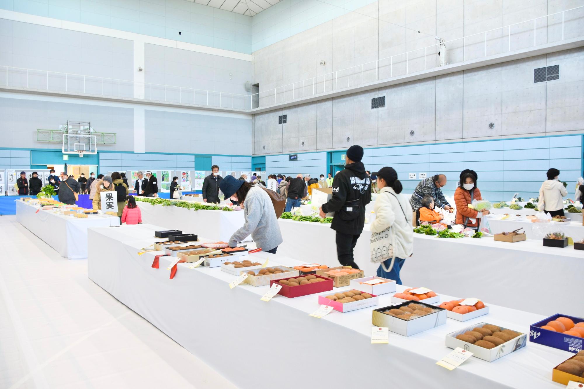 即売会で品評会に出品された農産物を買う人たち