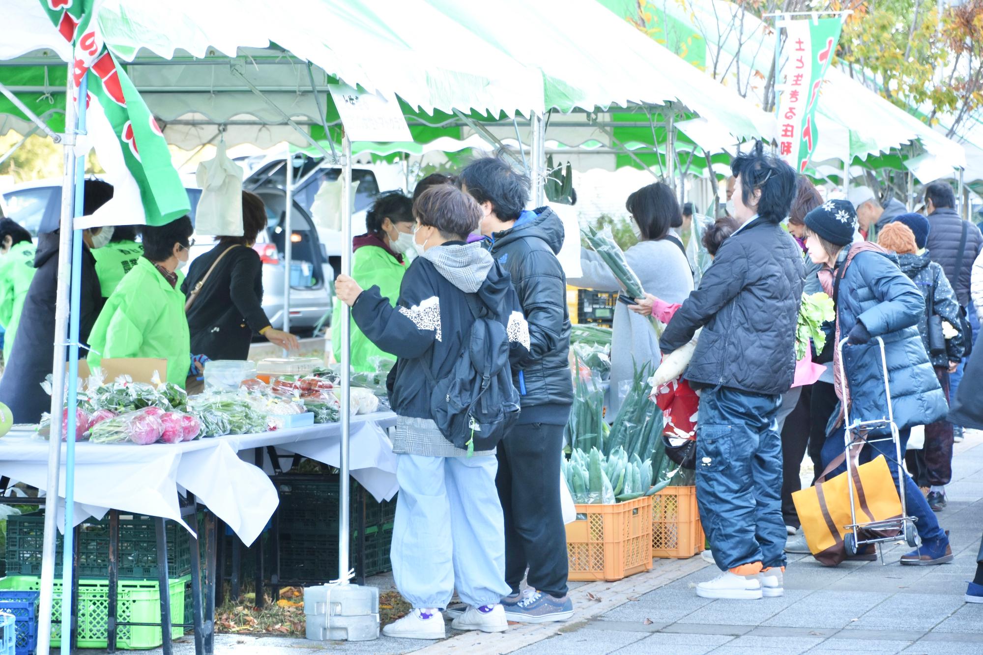 生産者から直接購入する様子