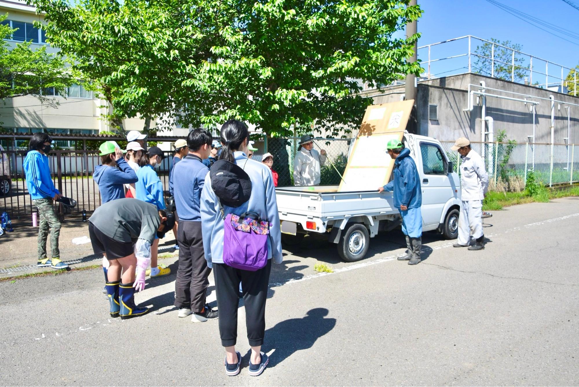 飯沼の農業の良さについて話を聞く中学生