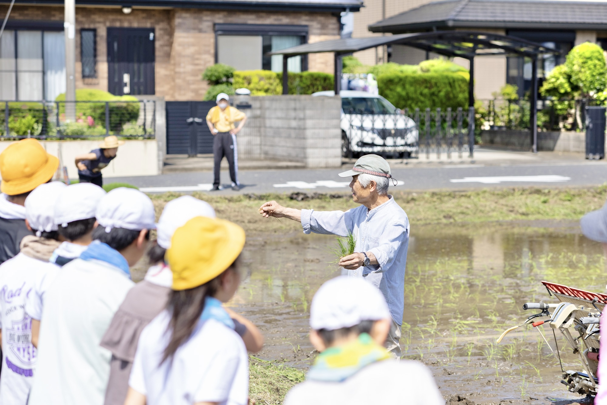 田植え体験について説明する農家さん