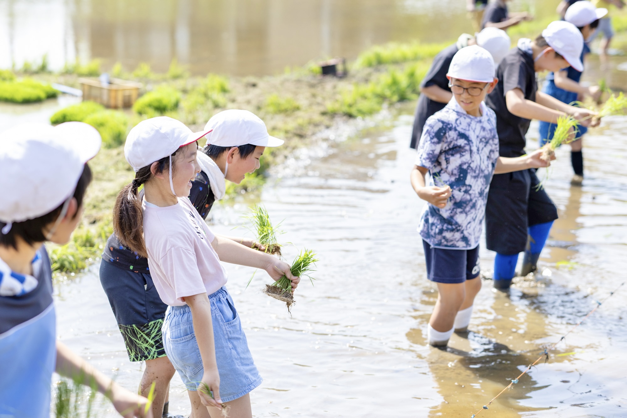 泥の感触に盛り上がる子どもたち