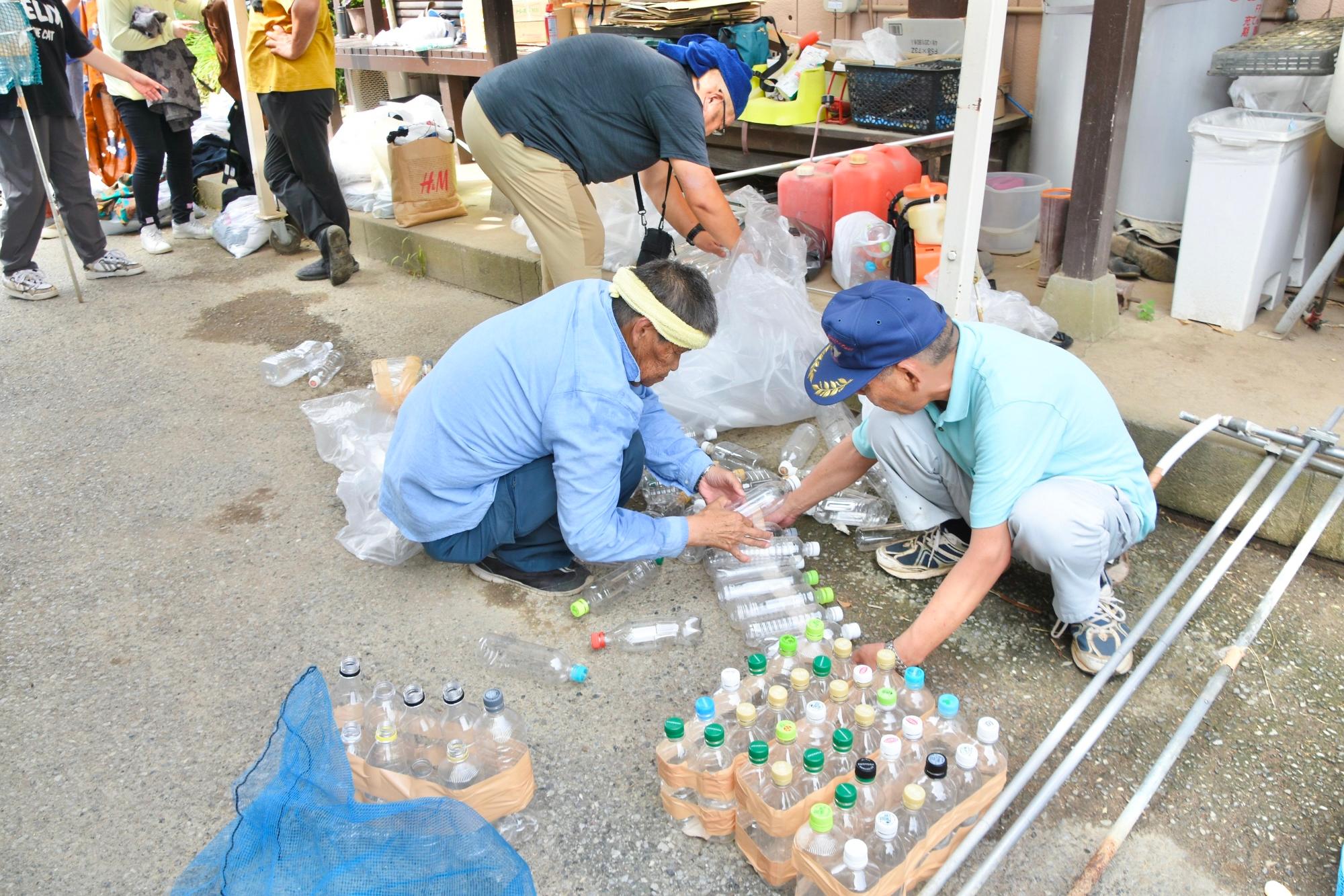 ペットボトルでかかしの胴体を作成