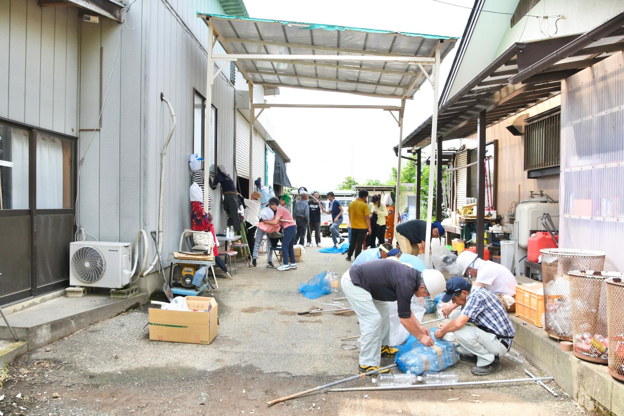 風が通る日陰で作業