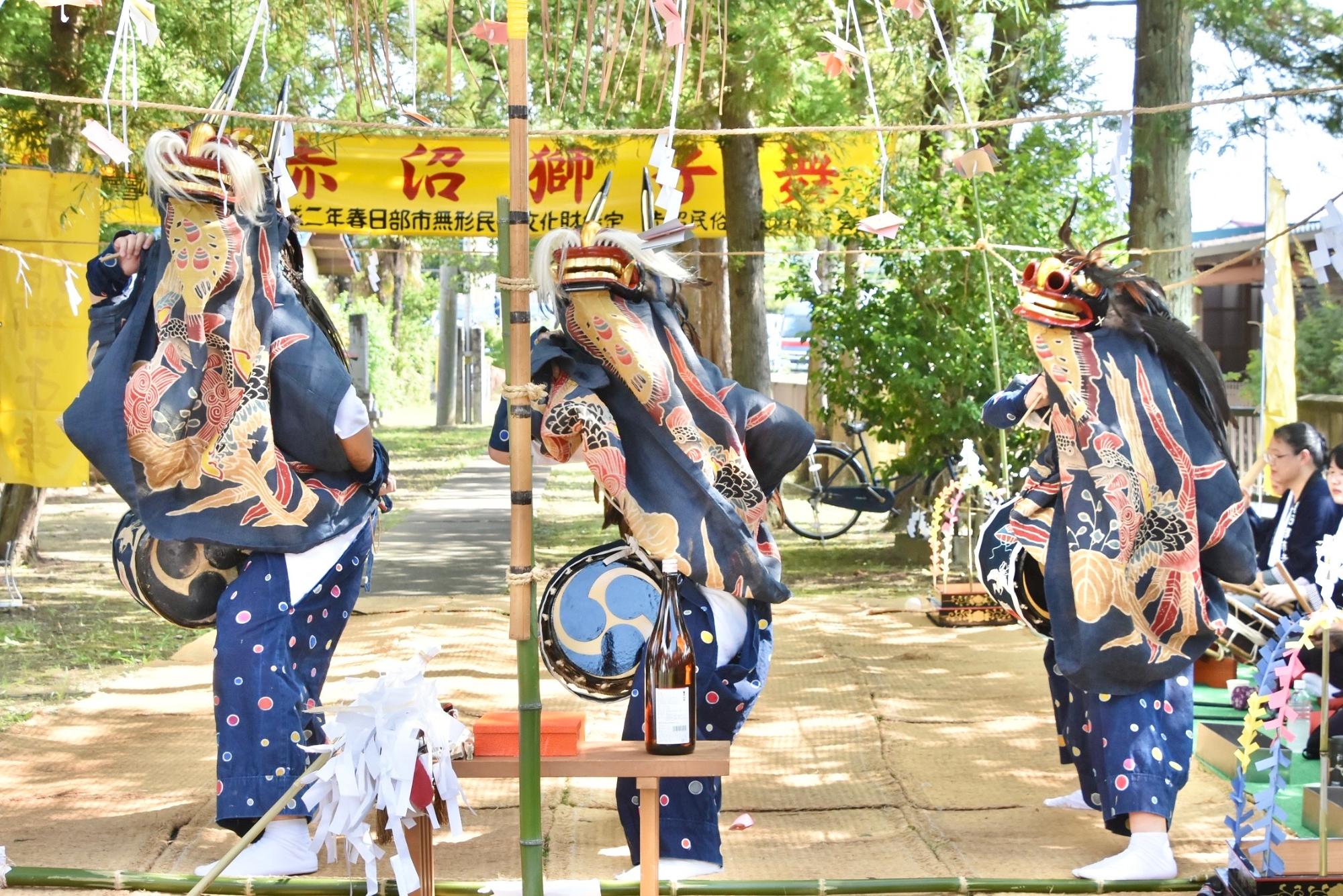 三頭の獅子が舞う様子