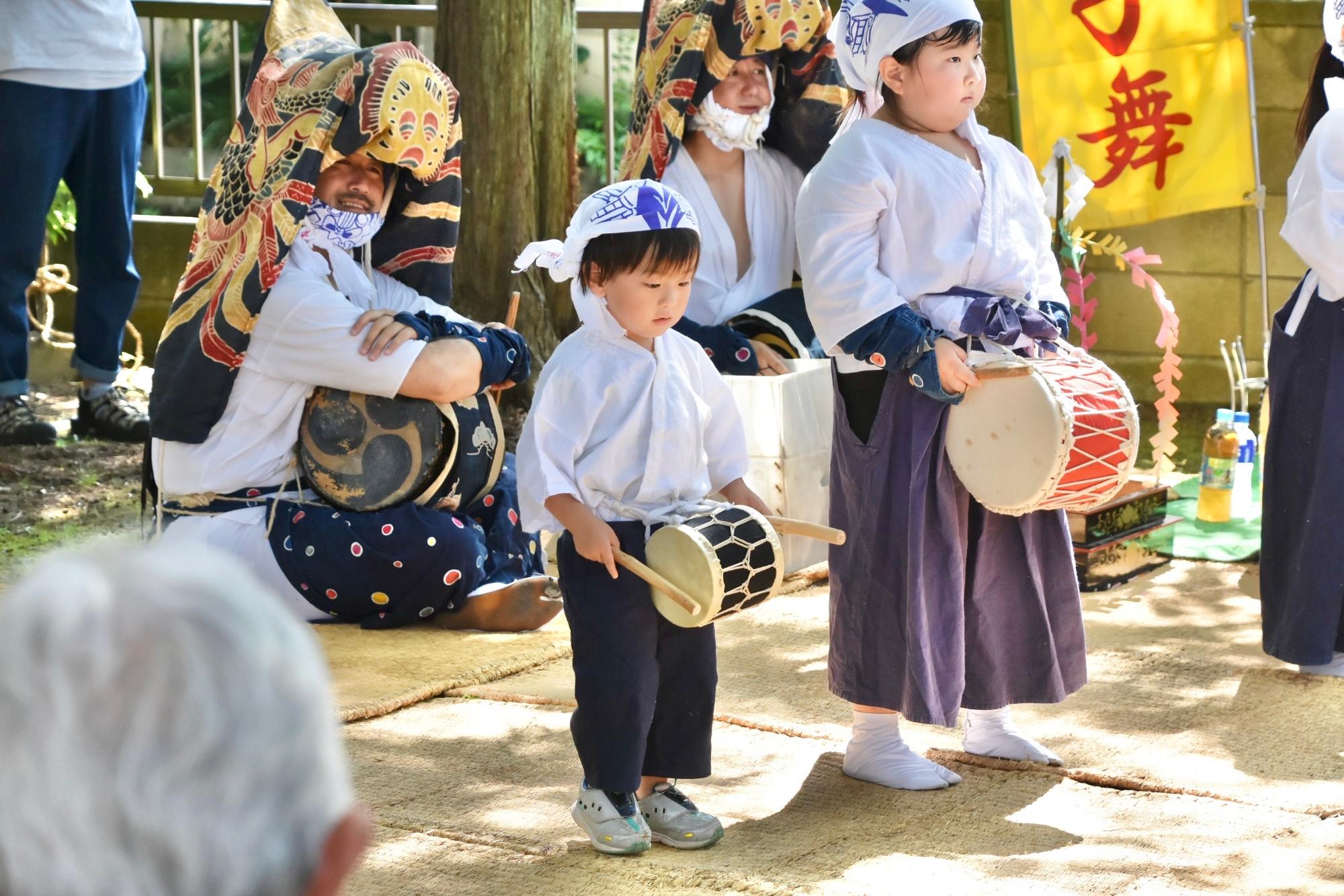 獅子舞デビューの3歳児