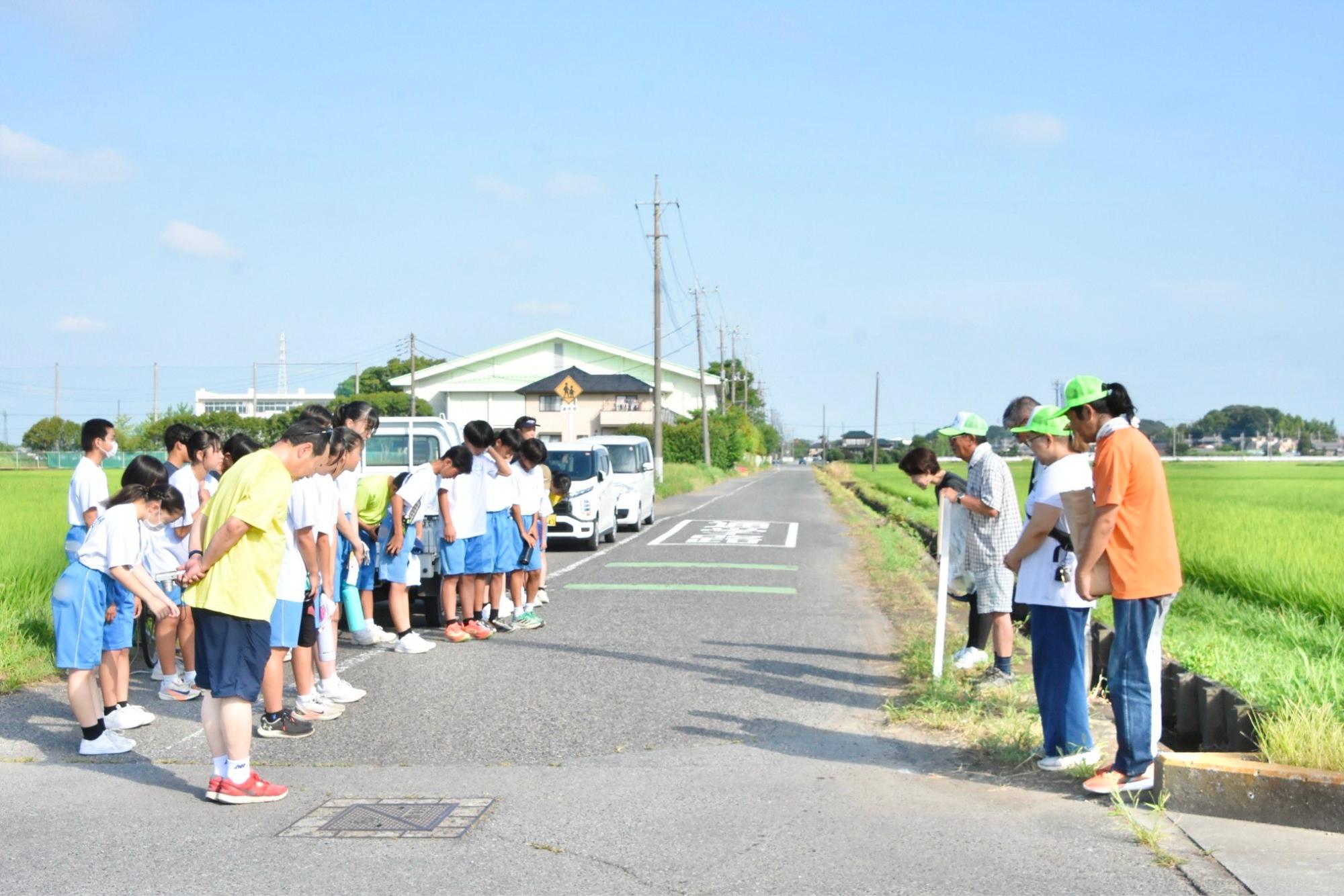 朝のあいさつと作業説明の様子