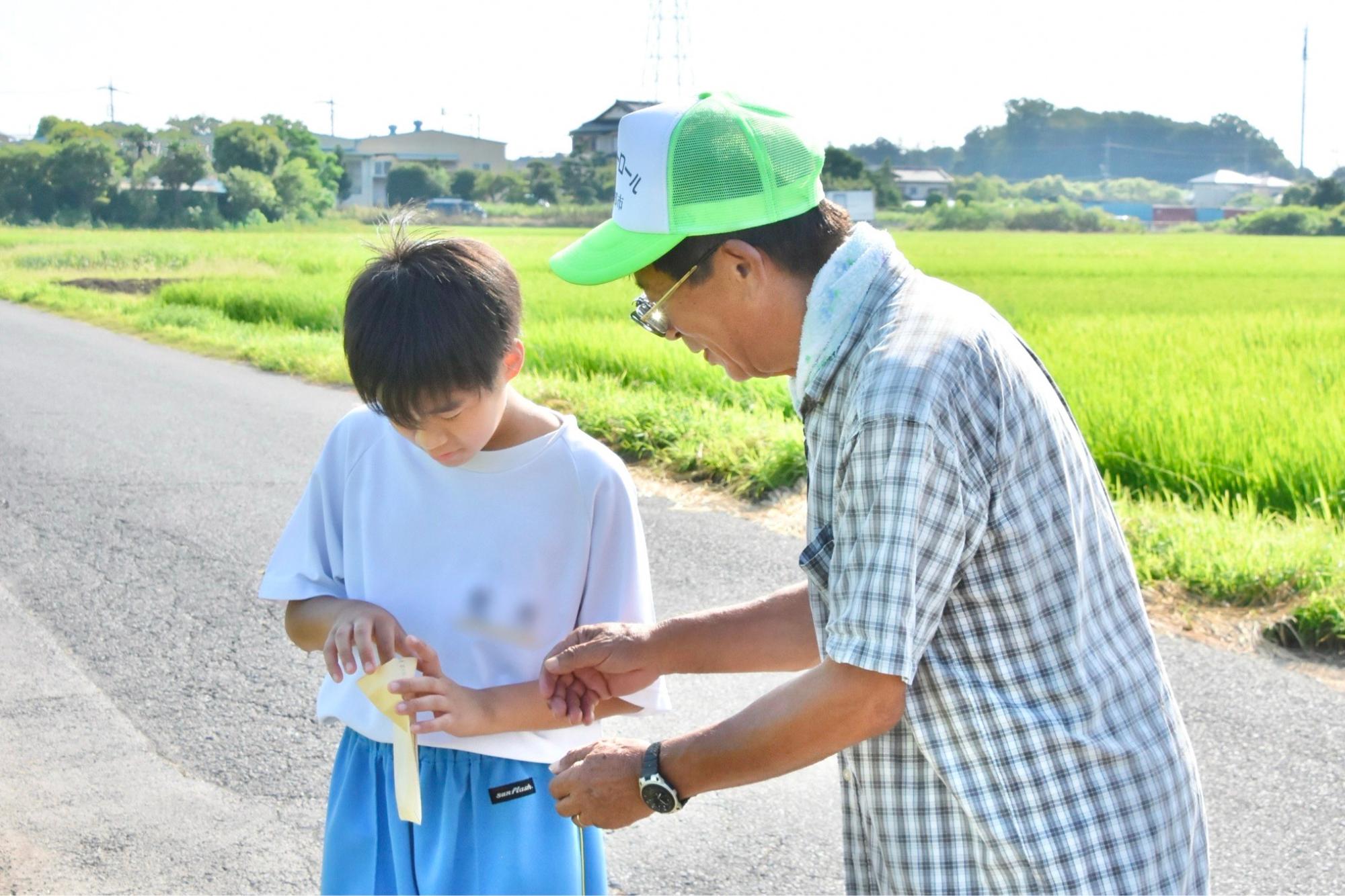 種まきのやり方を教える代表