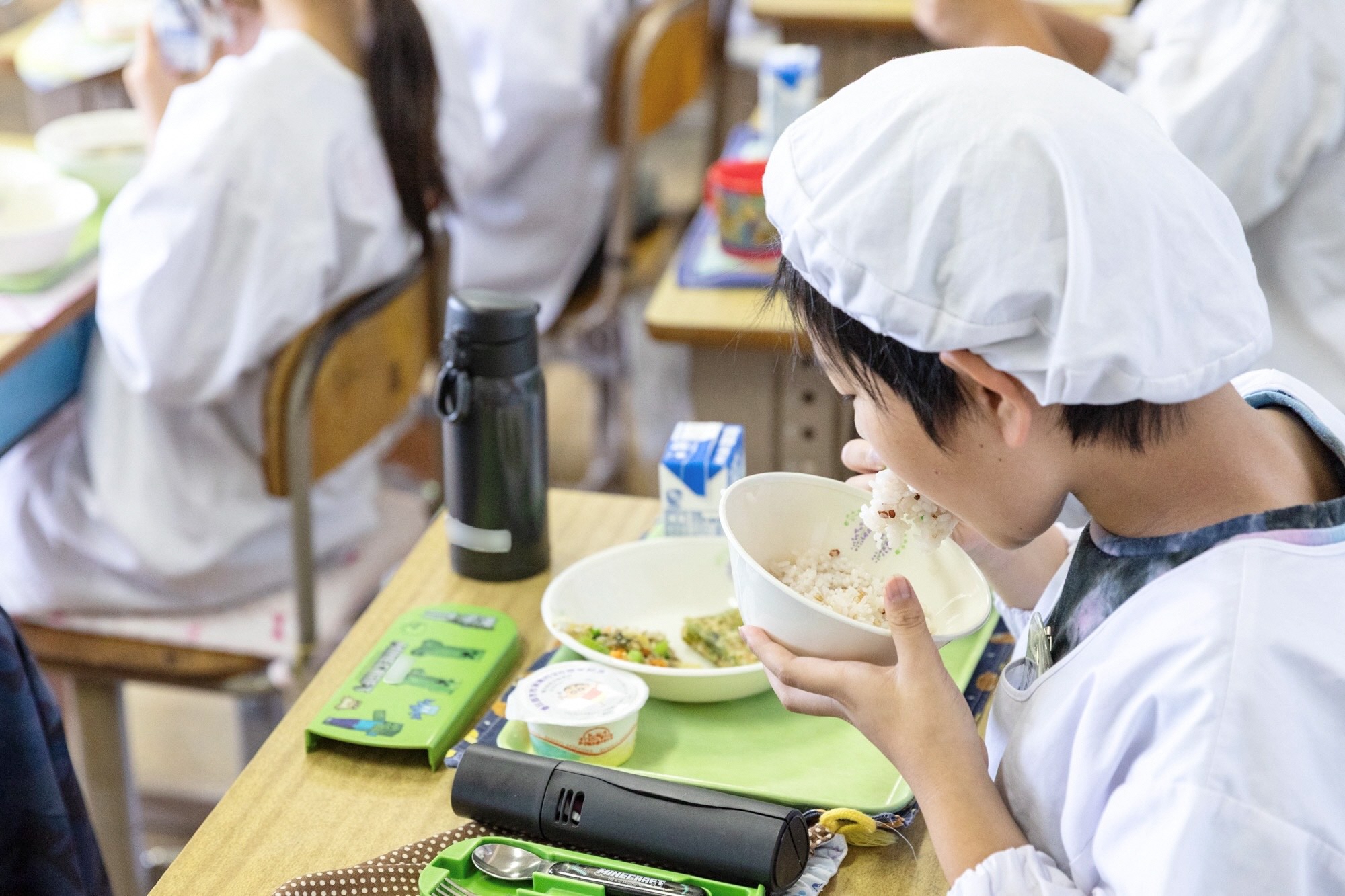 給食を食べる児童