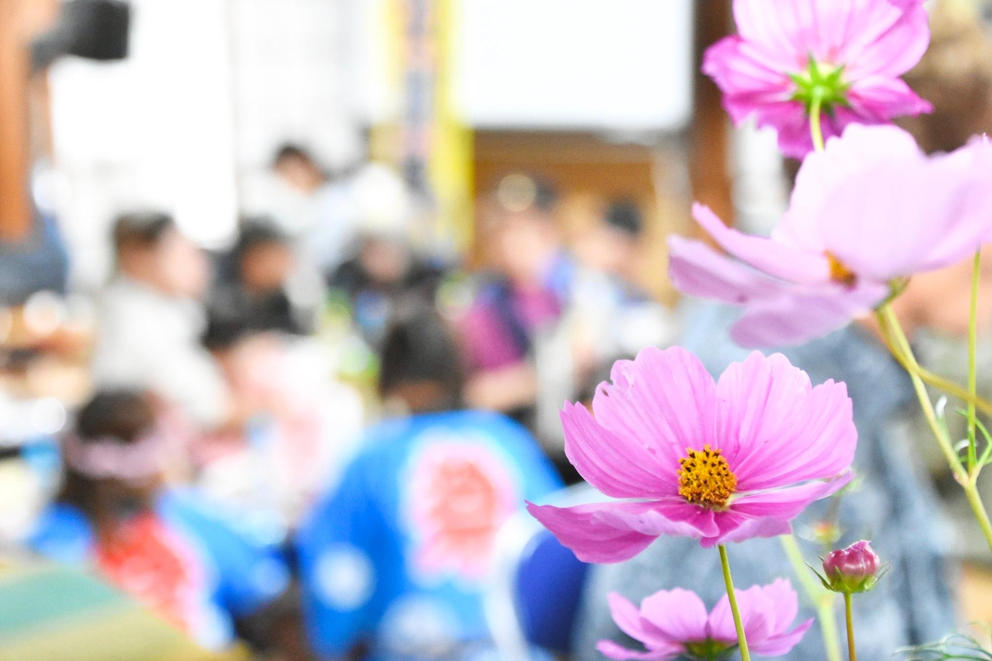炊き出し訓練で作ったカレーライスを食べる参加者