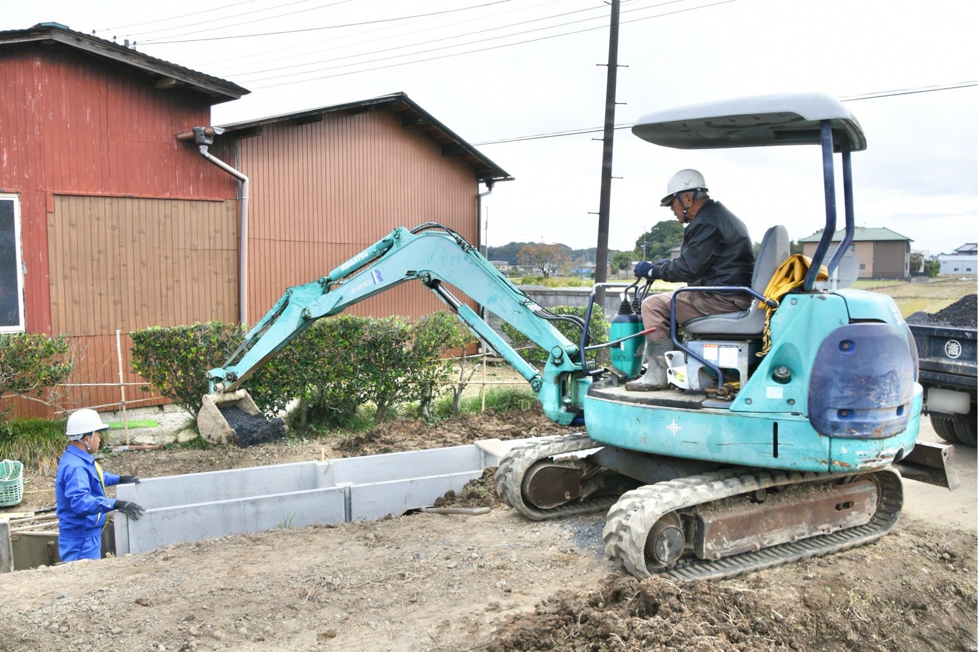 砕石で埋め戻し、柵板を支える