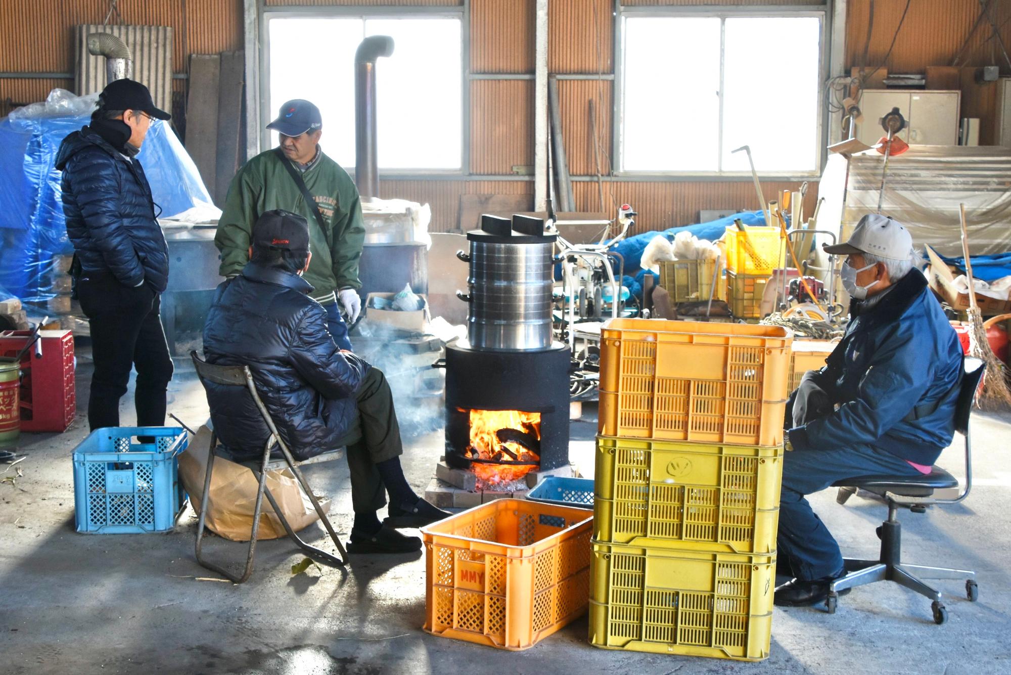 火を囲んで話し合う構成員