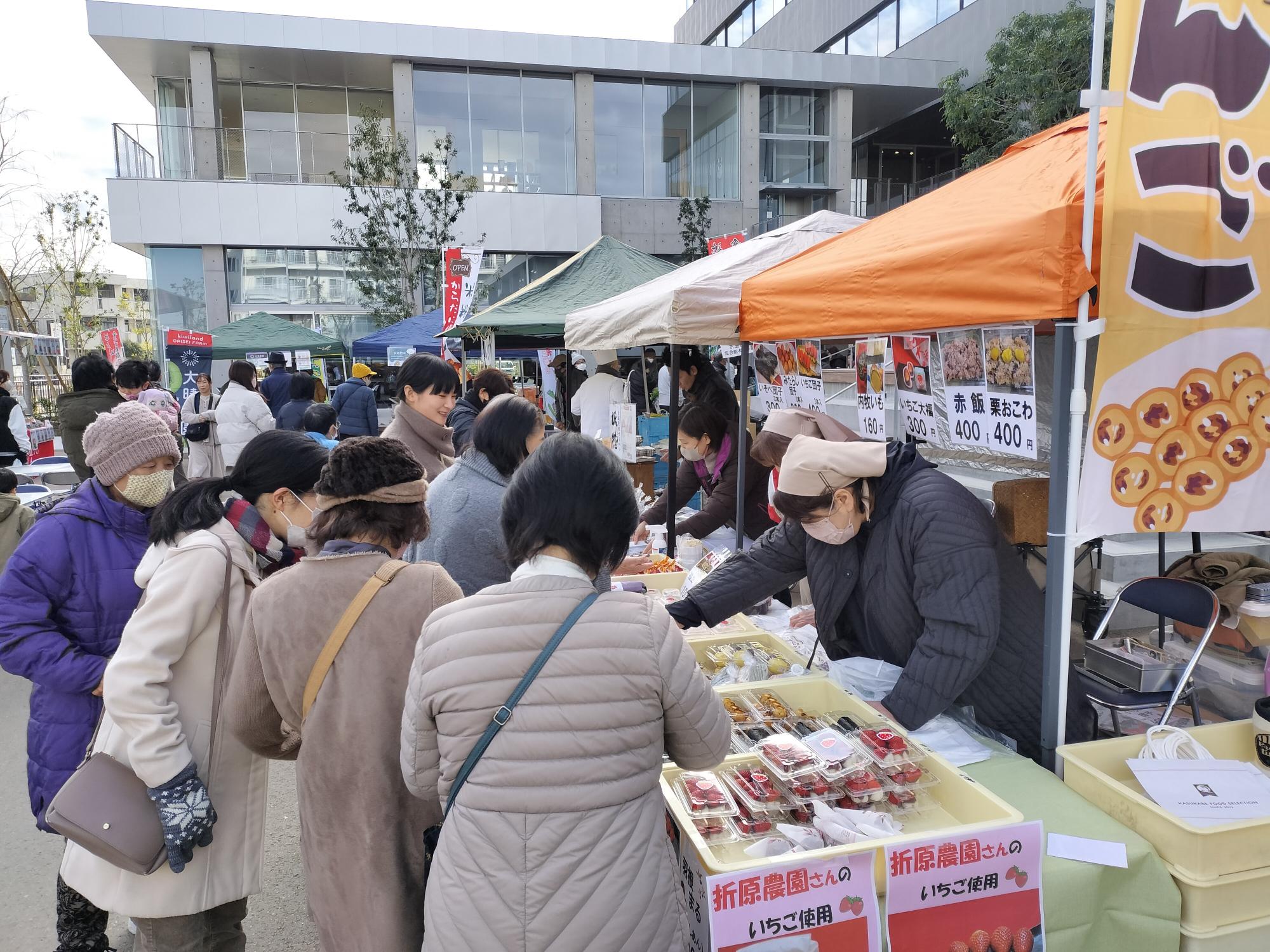 参加者がマルシェを楽しんでいる様子