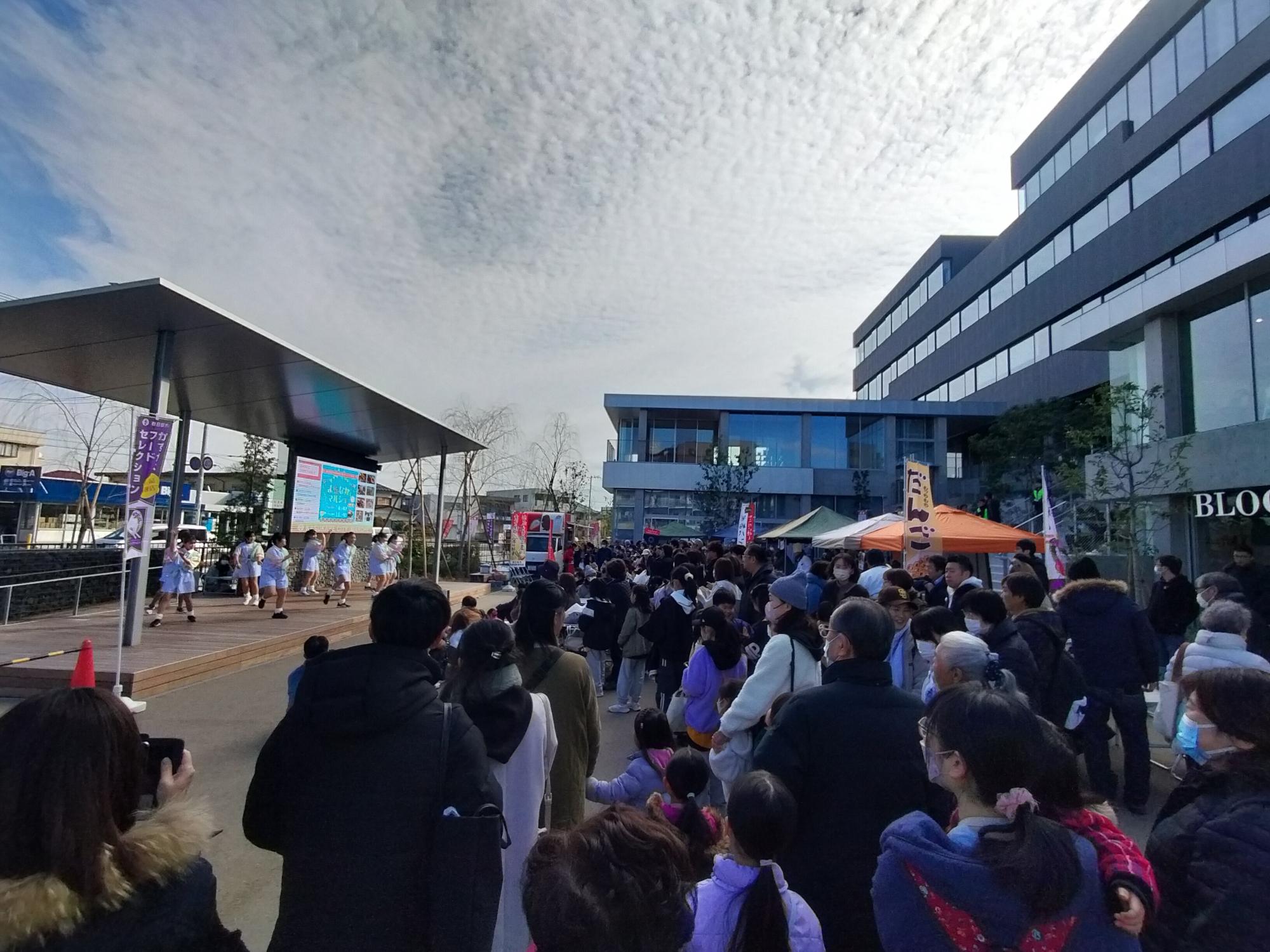 市内ダンスサークルによるパフォーマンス