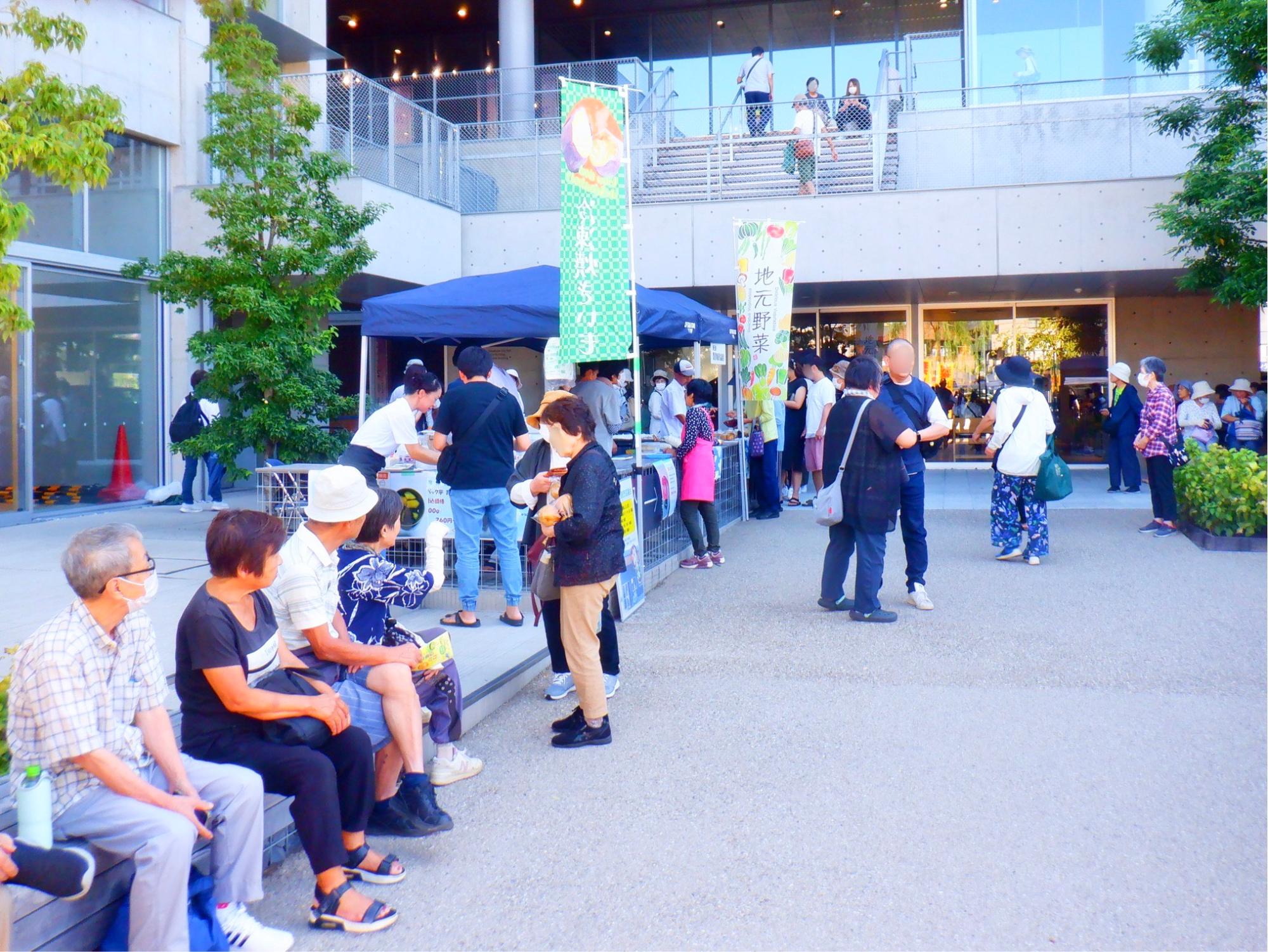 農産物を販売する様子