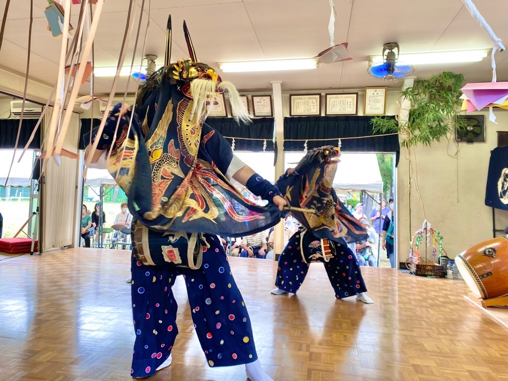 赤沼の獅子舞で舞を披露する2頭の獅子