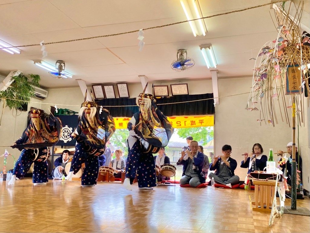 赤沼の獅子舞で舞を披露する3頭の獅子