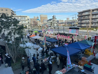 フードセレクションや新鮮野菜などをまちなか広場で販売する様子