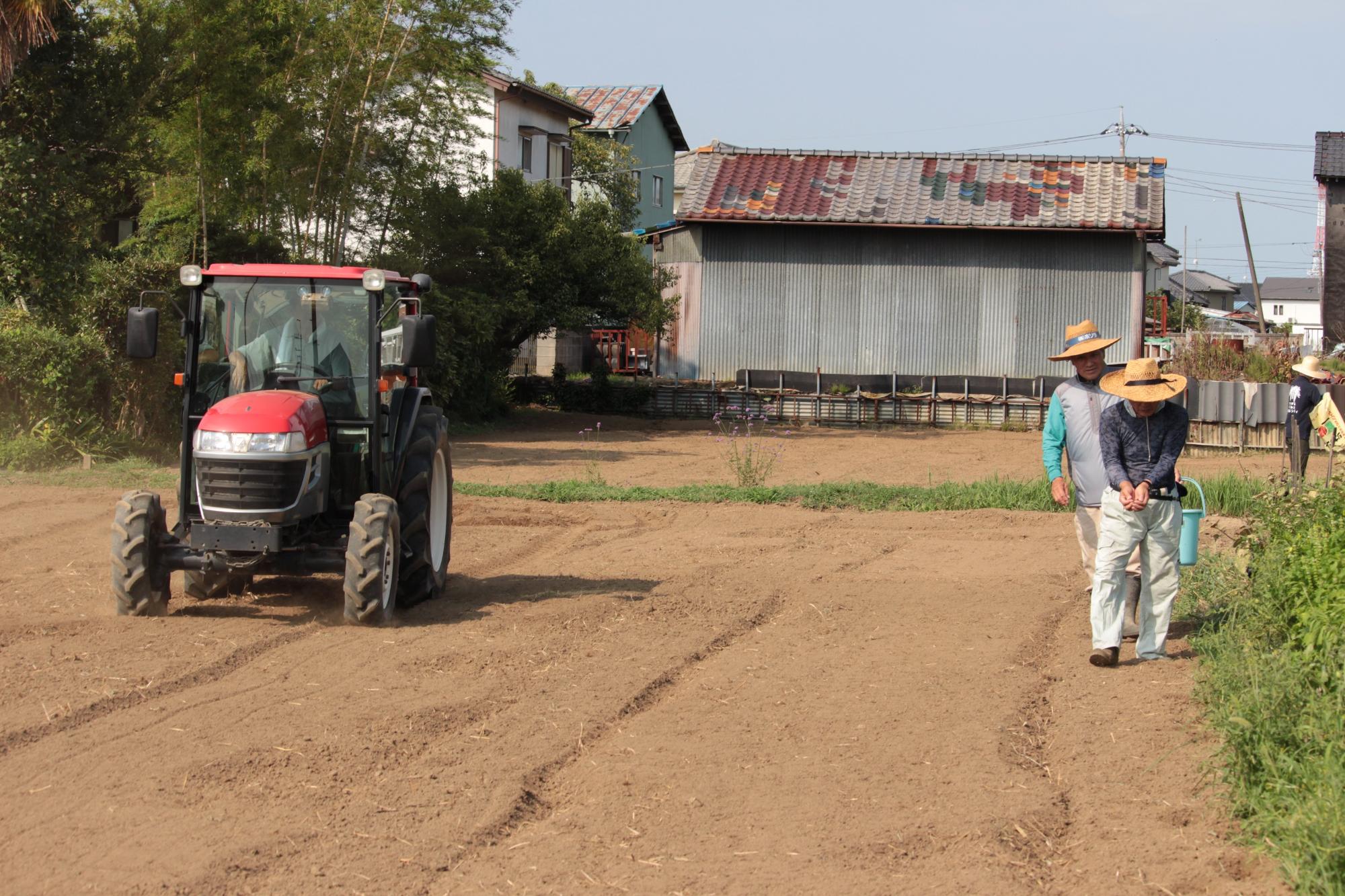 畑の端は人の手で種をまく様子