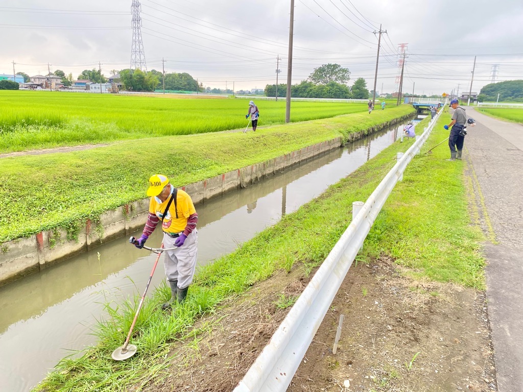 水路の法面を草刈りする様子