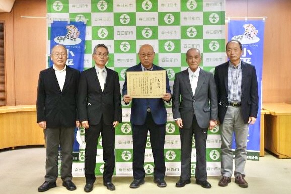 表彰状を持つ活動組織の皆さん