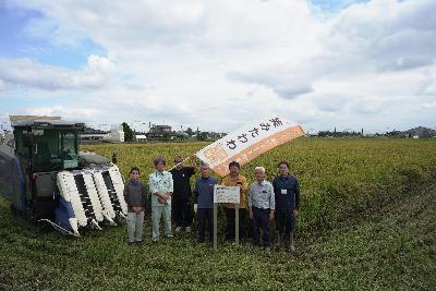 笑みたわわの稲刈り風景