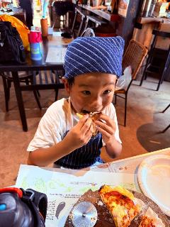 ピザを頬張る子