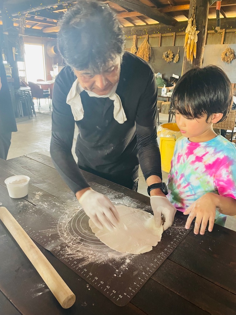 米粉ピザの作成風景