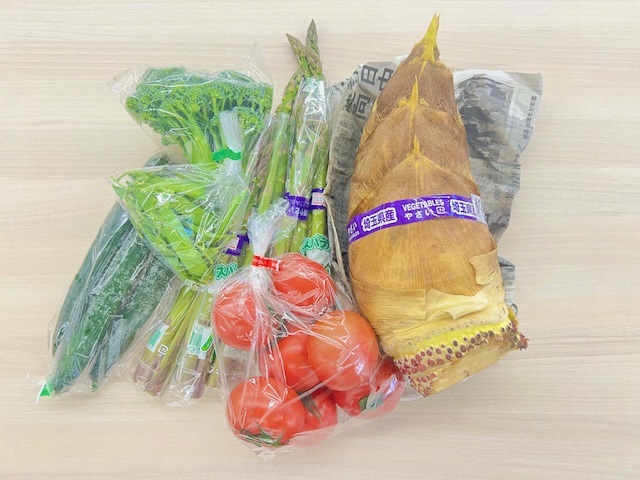 タケノコやトマト、ブロッコリーなど旬の野菜が並びます