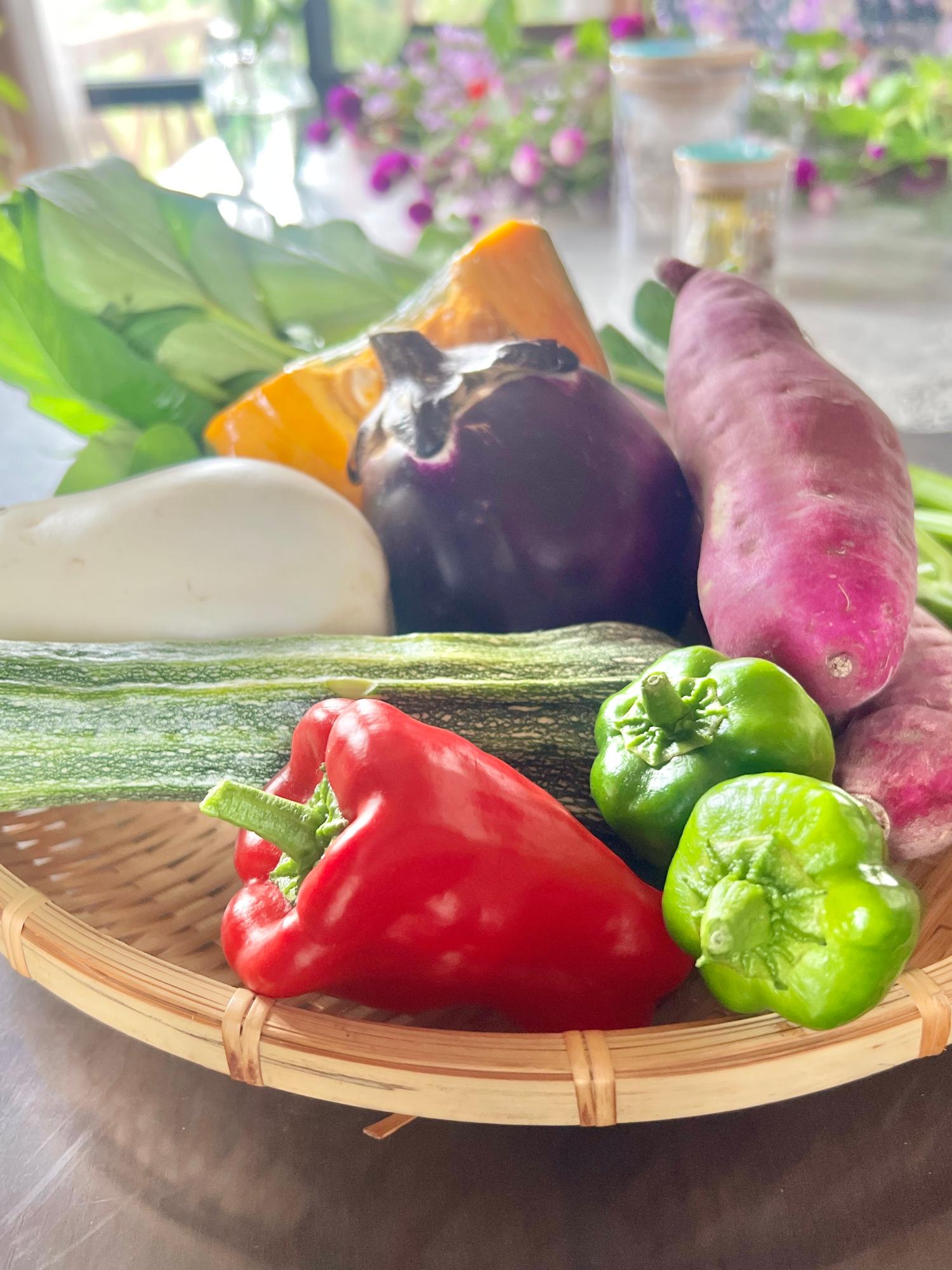 色とりどりの野菜がかごに盛られている様子
