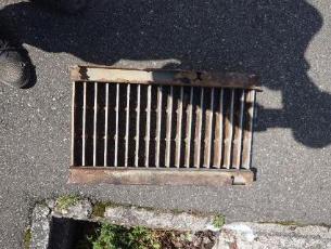 破損したグレーチング