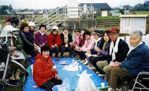 屋外にて参加者たちがアダプトプログラム活動中に懇親している様子の写真