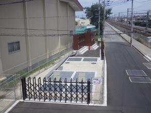 線路の脇に施設の一部が地面に埋め込まれている様子の備後西ポンプ場の写真