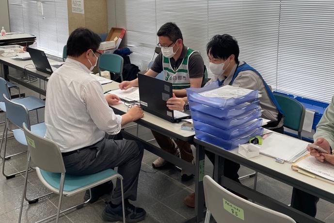 志賀町役場で相談業務に従事する職員