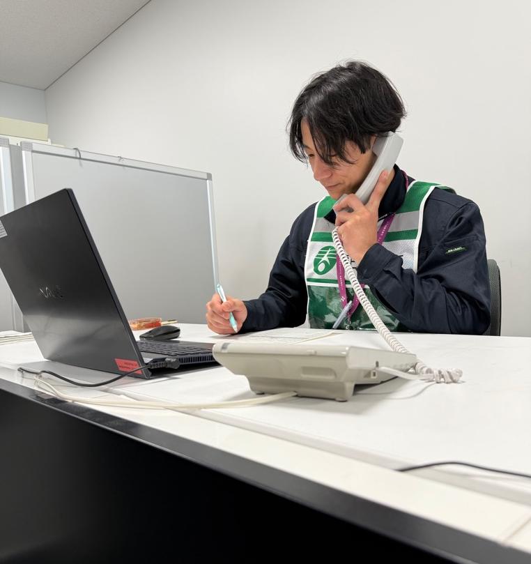 電話で連絡している様子