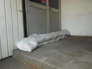 建物の入り口に2段に積み重ねた土のうの写真