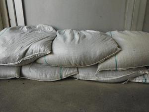 建物の入り口に土のうが互い違いに積まれている状態の写真