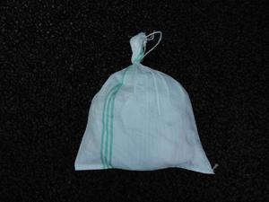 黒い背景に土のうの見本が置かれている写真