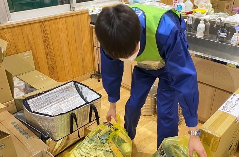 ゴミの処理をする派遣職員