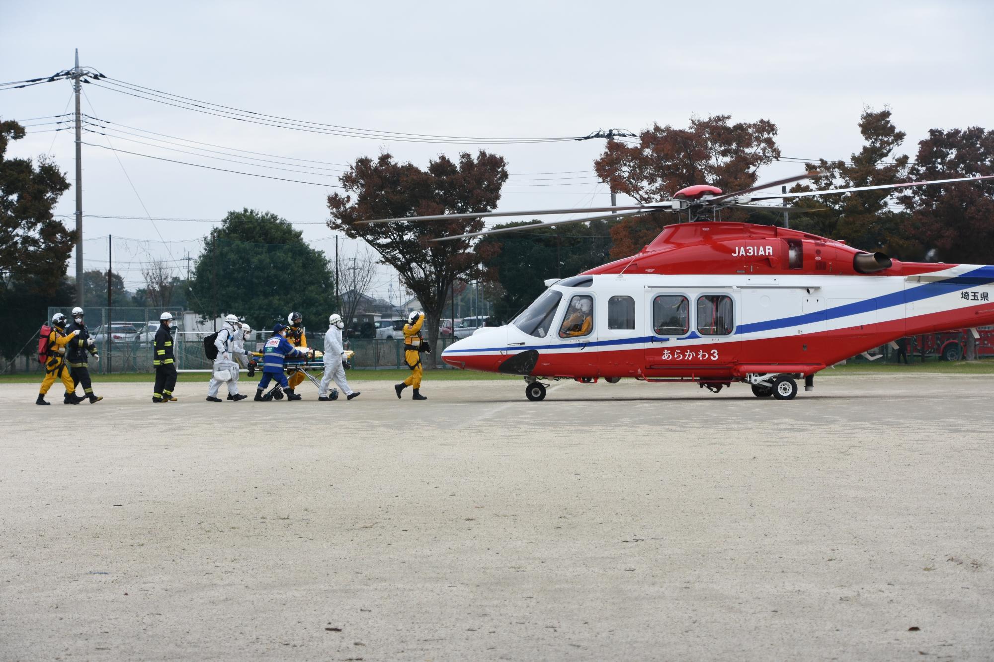 ヘリにて搬送している様子