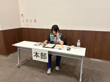 災害対策本部で電話を受ける様子