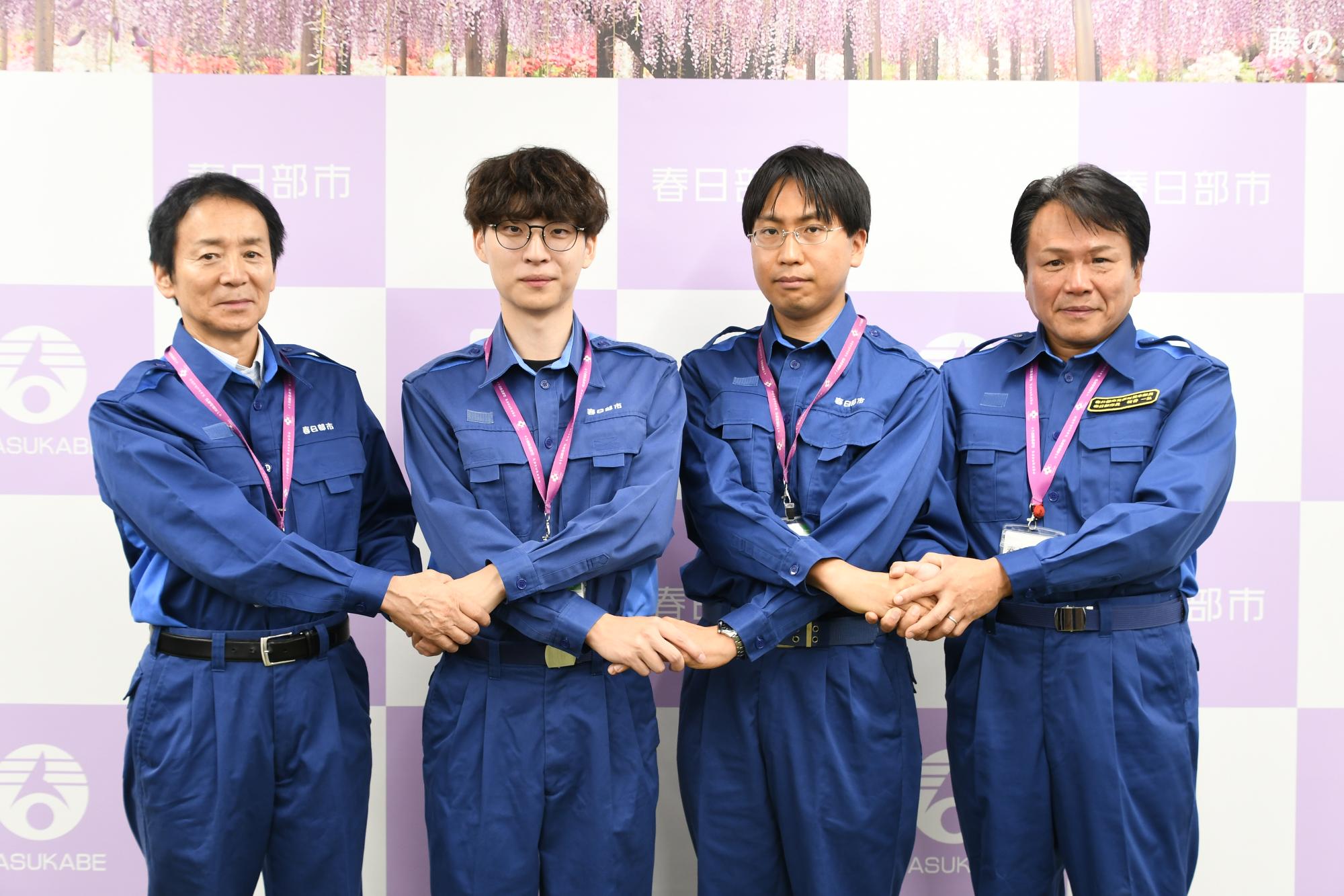 市長、副市長、派遣職員2名が並び、手を繋いでいる写真