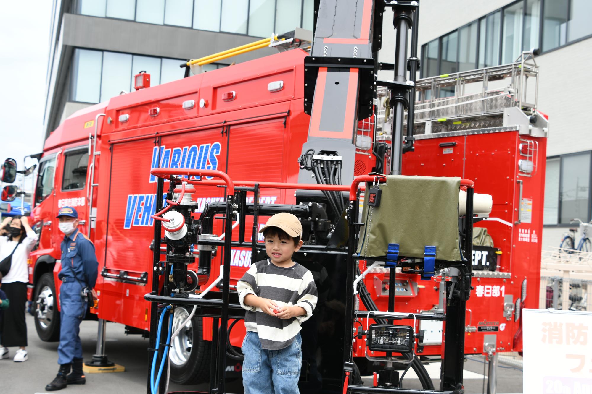 はしご車搭乗体験中の男の子