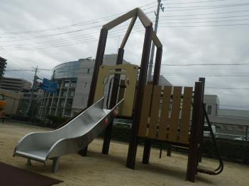 元町公園に設置された複合遊具の外観の写真